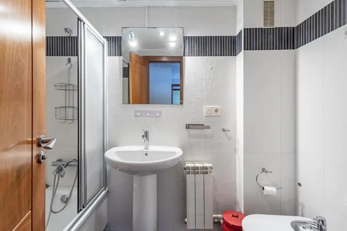 Baño de Piso de alquiler en Granada con Calefacción, Terraza y Trastero