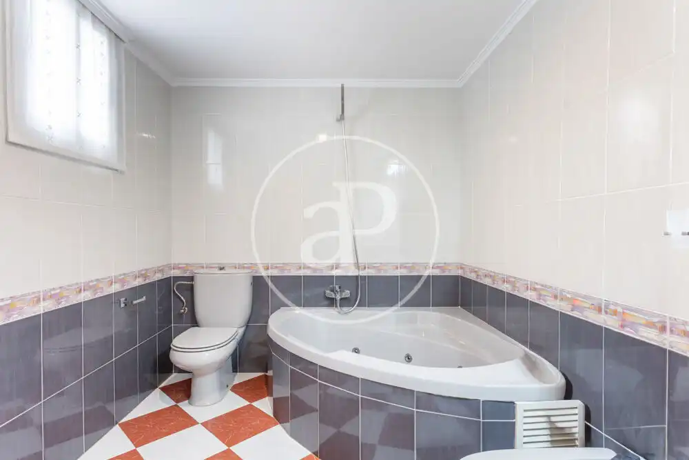 Baño de Dúplex de alquiler en Burjassot con Aire acondicionado, Calefacción y Amueblado