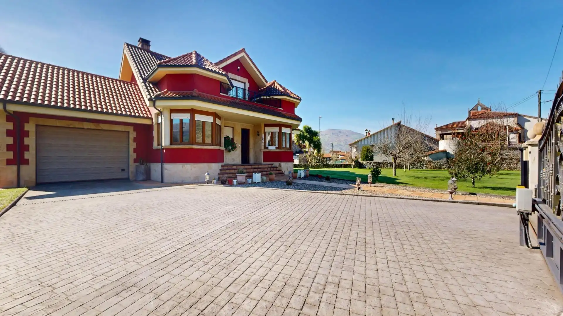 Exterior view of Houses for sale in Saro  with Heating, Private garden and Balcony