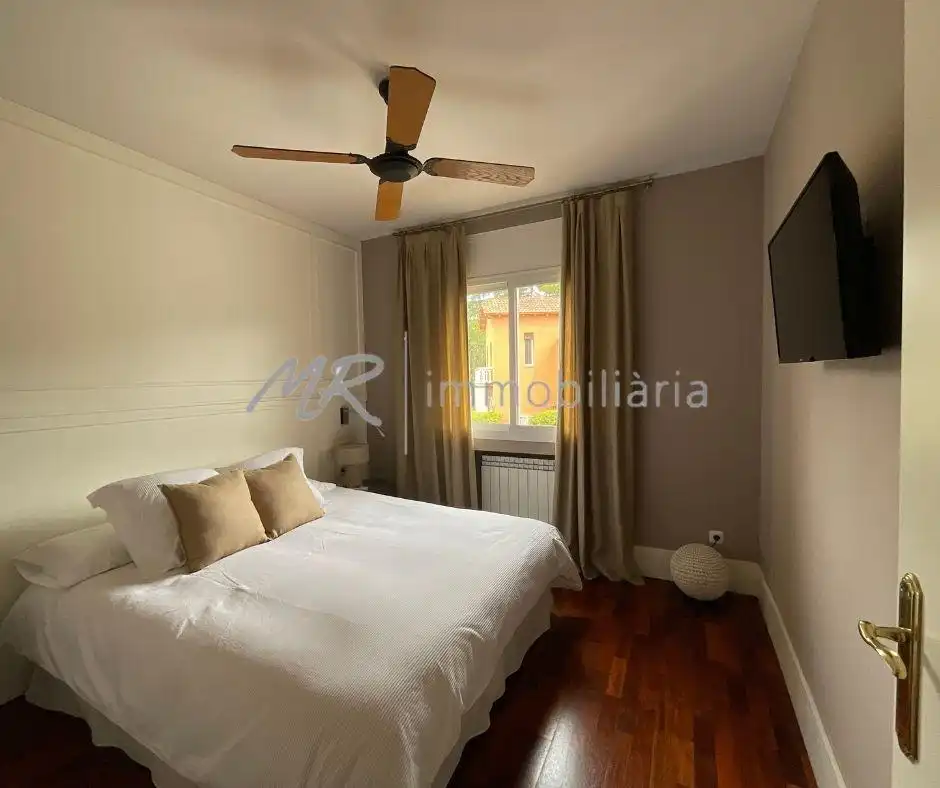 Schlafzimmer von Dachboden zum Verkauf in Vallromanes mit Heizung, Terrasse und Abstellraum