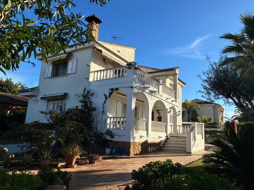 Vista exterior de Casa o xalet en venda en L'Eliana amb Aire condicionat, Calefacció i Jardí privat