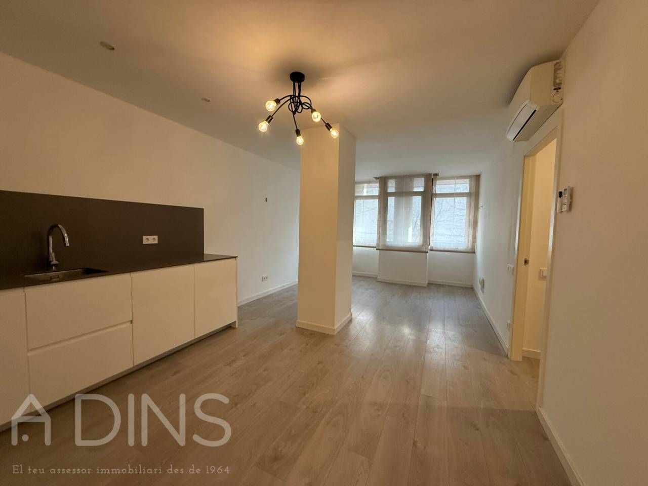 Living room of Flat to rent in Terrassa  with Air Conditioner and Parquet flooring
