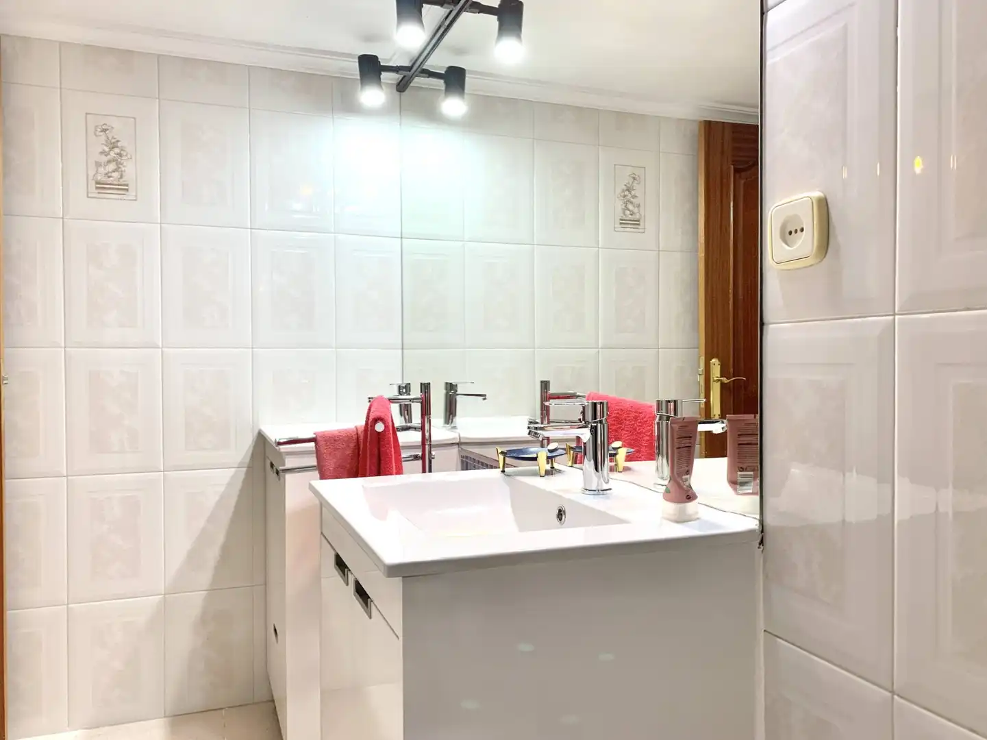 Bathroom of Flat for rent in Madrid  with Heating, Parquet flooring and Terrace