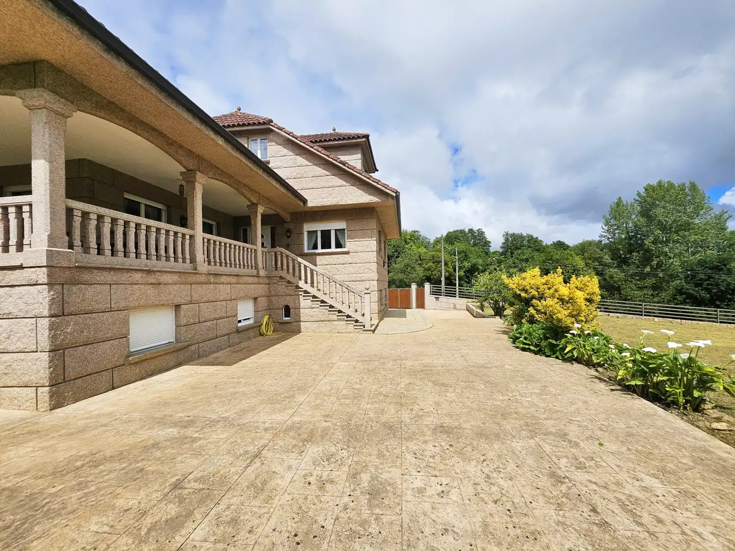 Vista exterior de Casa o xalet en venda en Coristanco amb Calefacció, Jardí privat i Parquet