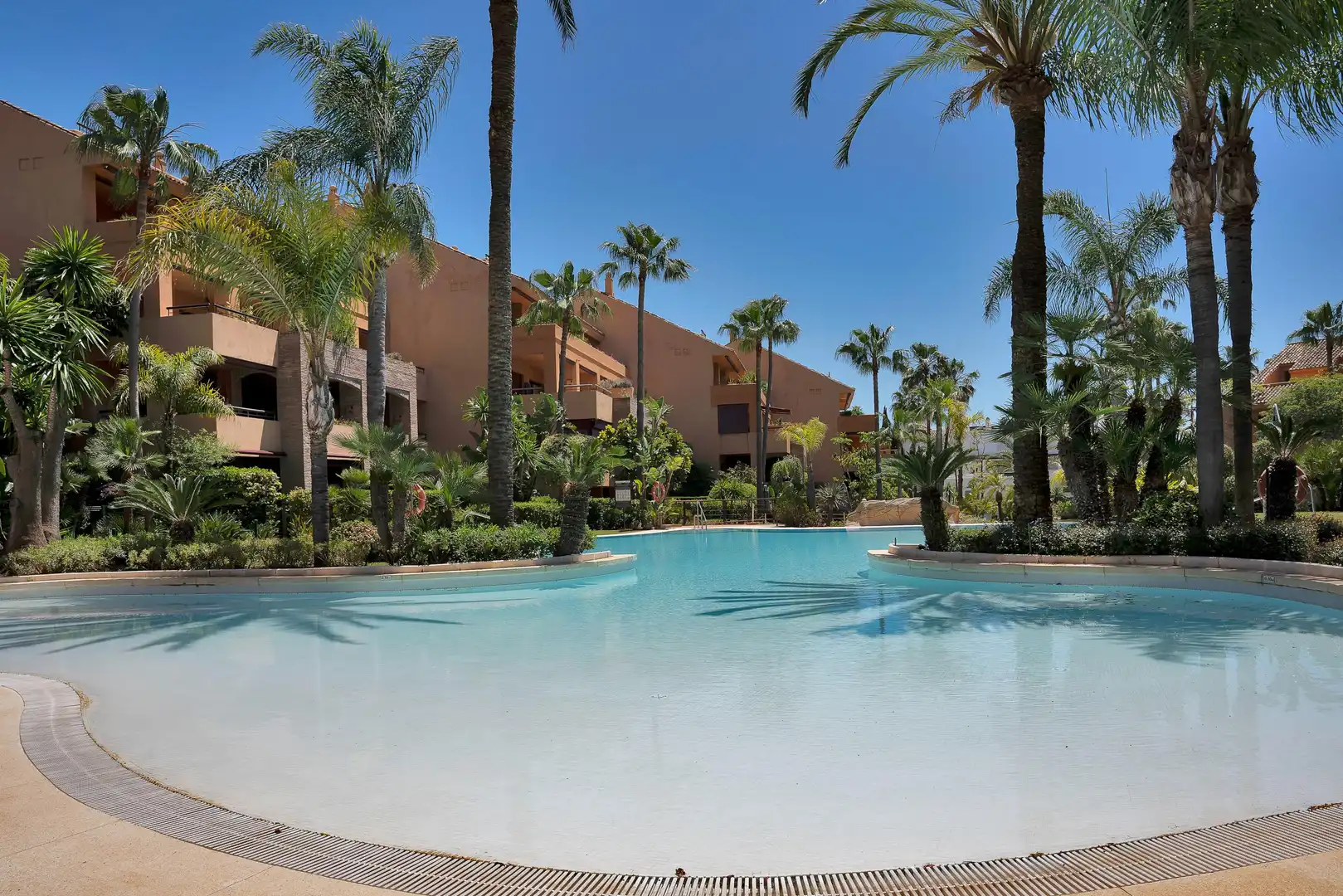 Piscina de Apartament en venda en Marbella amb Aire condicionat, Calefacció i Jardí privat