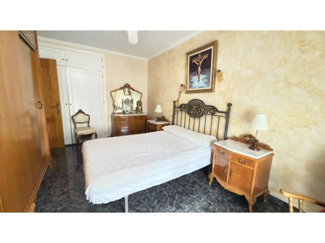 Habitación de Piso en venta en Vélez-Málaga con Aire acondicionado, Terraza y Piscina comunitaria