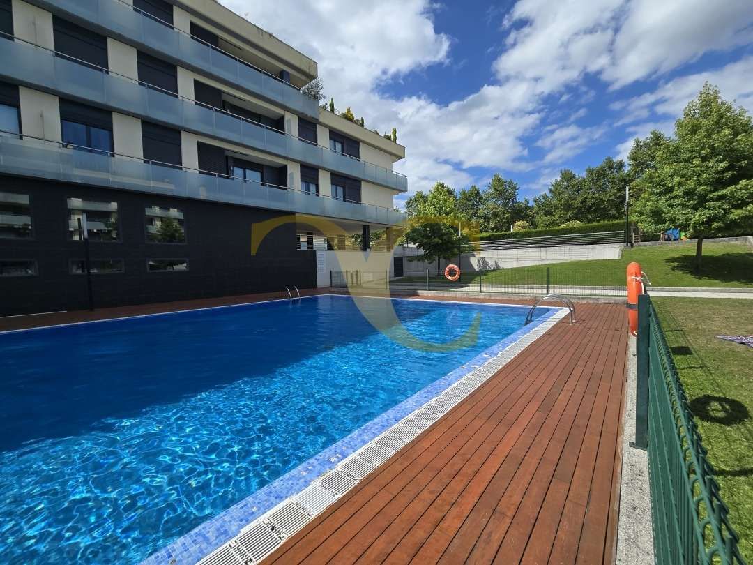 Piscina de Pis en venda en Oviedo  amb Calefacció, Jardí privat i Terrassa