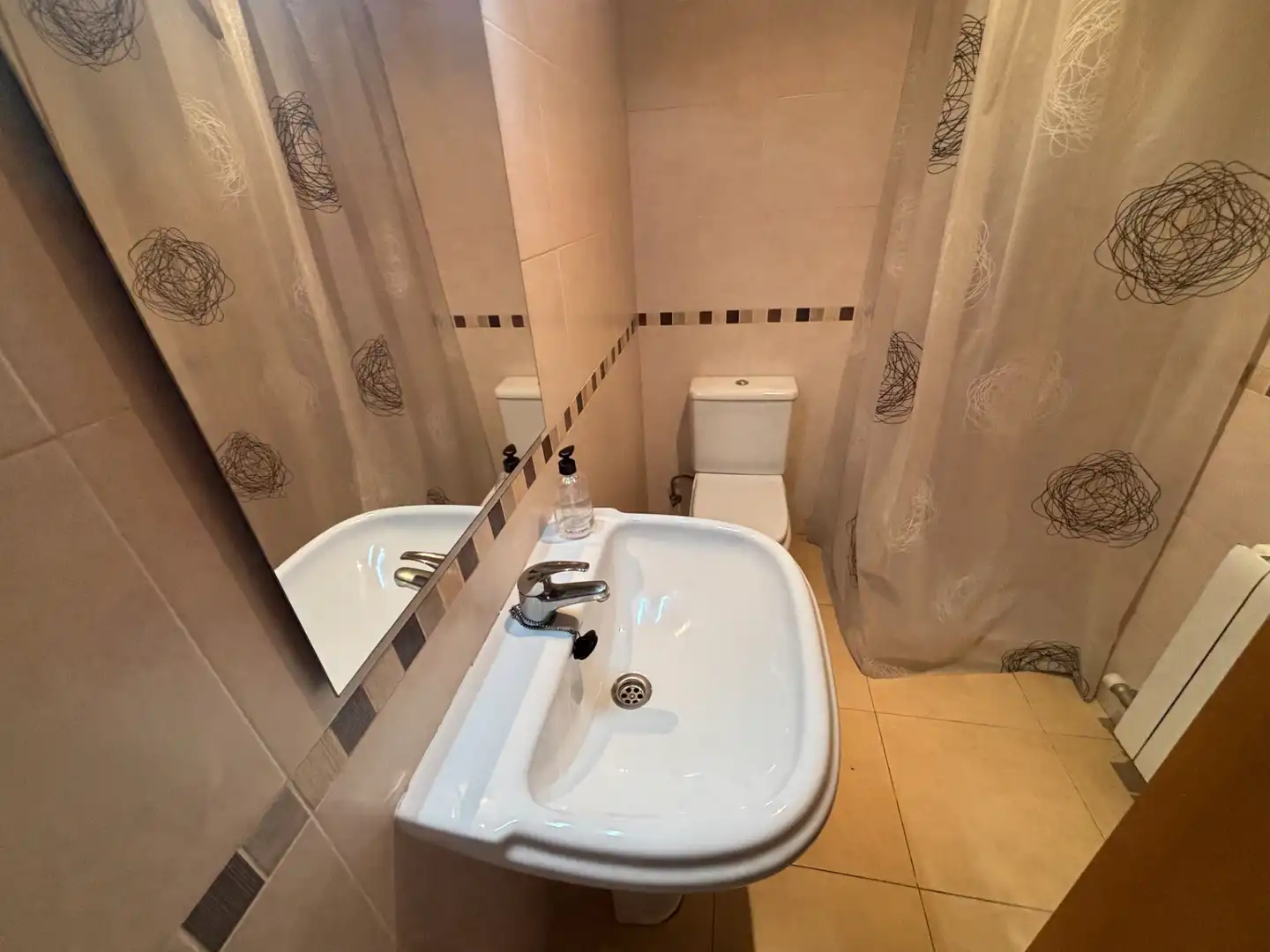 Baño de Piso en venta en Rosselló con Calefacción, Terraza y Horno