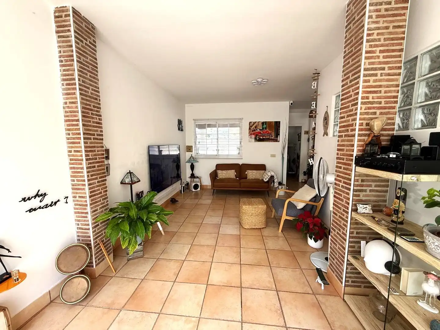 Wohnzimmer von Einfamilien-Reihenhaus zum Verkauf in Antigua mit Klimaanlage, Terrasse und Möbliert