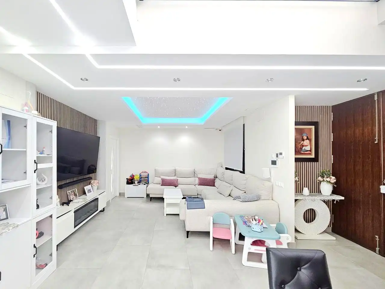 Sala d'estar de Casa o xalet en venda en Alcalá de Guadaira amb Aire condicionat, Jardí privat i Terrassa