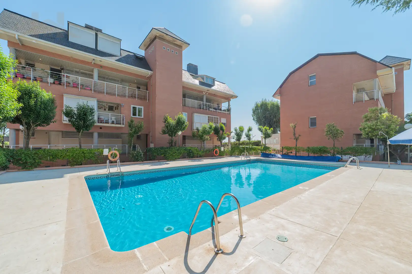 Piscina de Dúplex en venta en Torrelodones con Aire acondicionado, Calefacción y Jardín privado