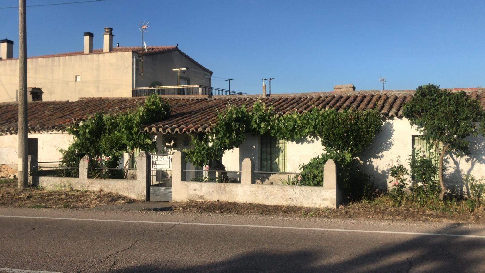 Vista exterior de Finca rústica en venda en Fresno Alhándiga amb Traster