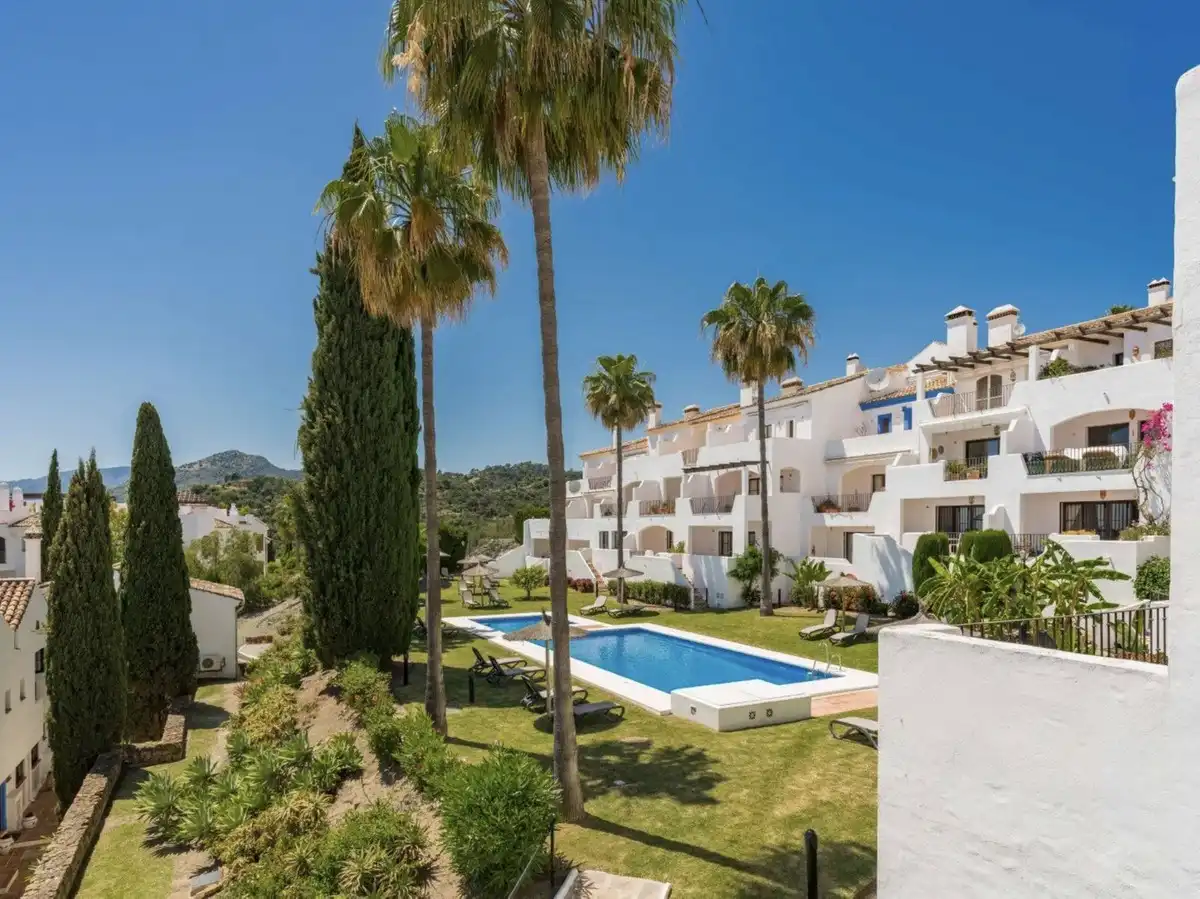 Vista exterior de Casa adosada en venta en Benahavís con Terraza y Piscina comunitaria
