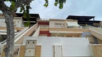 Vista exterior de Casa adosada en venda en Pilar de la Horadada amb Aire condicionat, Terrassa i Piscina