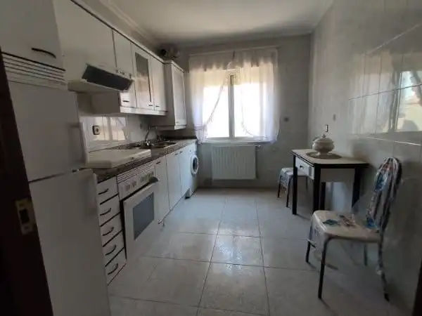 Cuina de Pis en venda en Lumbrales amb Calefacció, Moblat i Rentadora