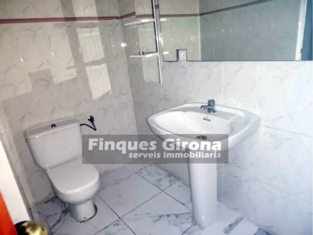 Bathroom of Flat for sale in Girona  with Air Conditioner, Balcony and Community pool