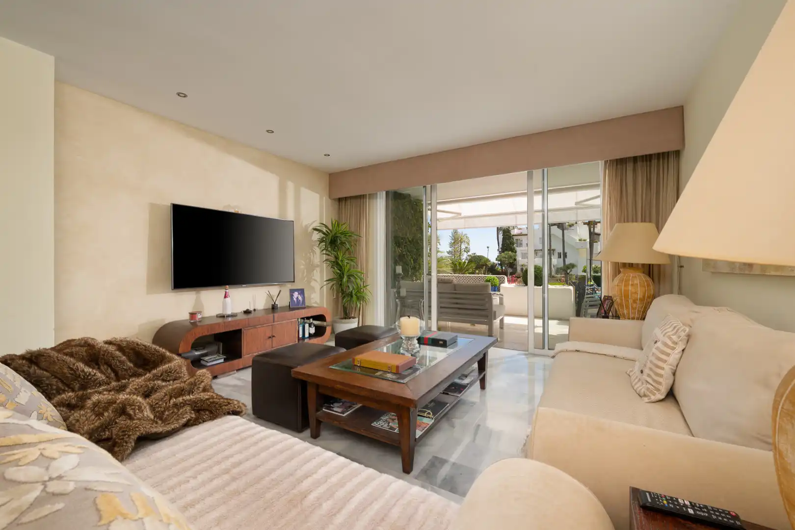 Living room of Ground floor for sale in Estepona  with Air Conditioner, Terrace and Swimming Pool