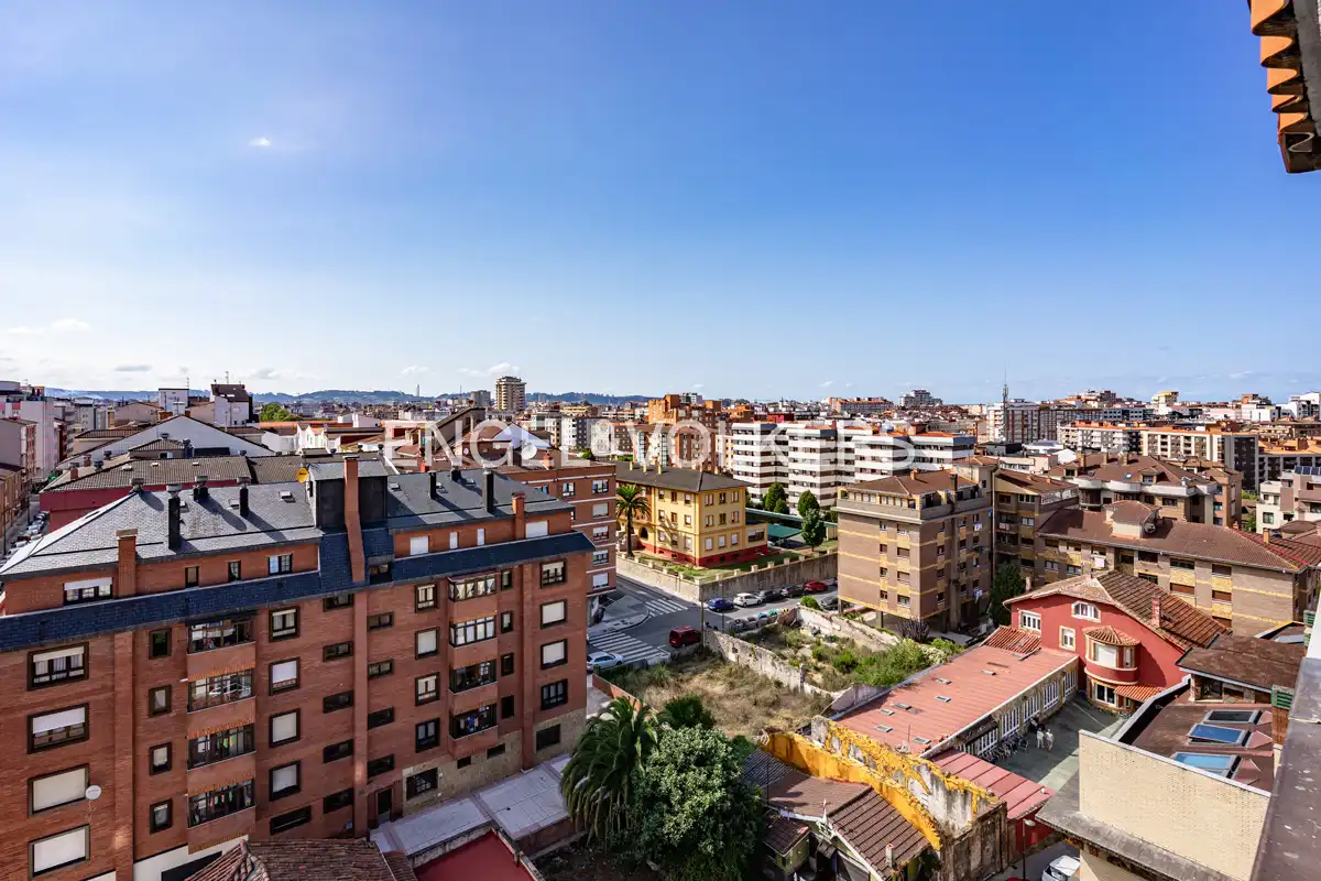 Vista exterior de Àtic en venda en Gijón  amb Calefacció, Parquet i Terrassa