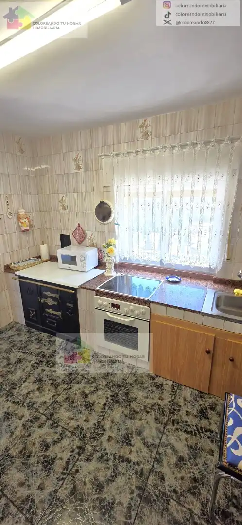 Cuina de Casa o xalet en venda en La Pola de Gordón  amb Calefacció, Jardí privat i Parquet