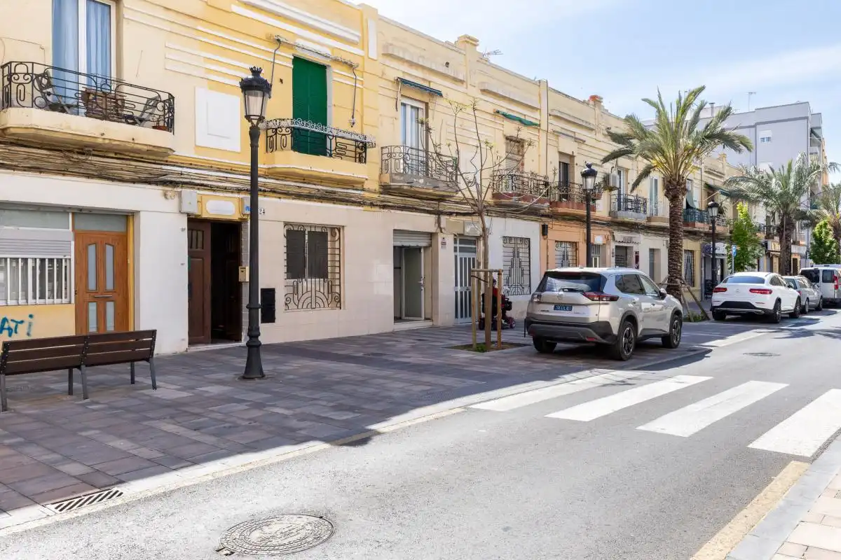 Außenansicht von Erdgeschoss zum Verkauf in Valencia mit Klimaanlage, Heizung und Terrasse