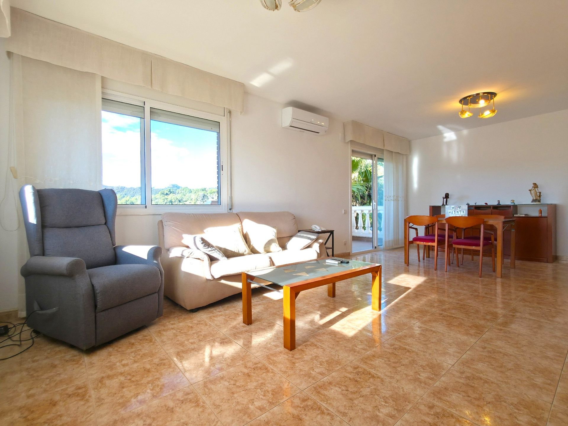 Sala d'estar de Casa o xalet en venda en Sant Andreu de la Barca amb Aire condicionat, Calefacció i Jardí privat