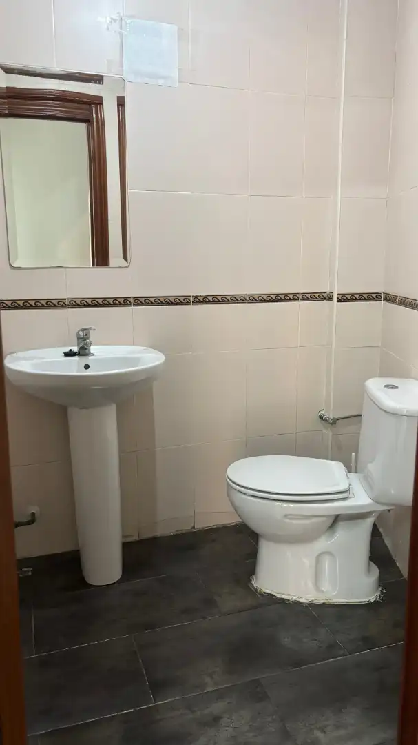 Bany de Local de lloguer en Valladolid amb Parquet
