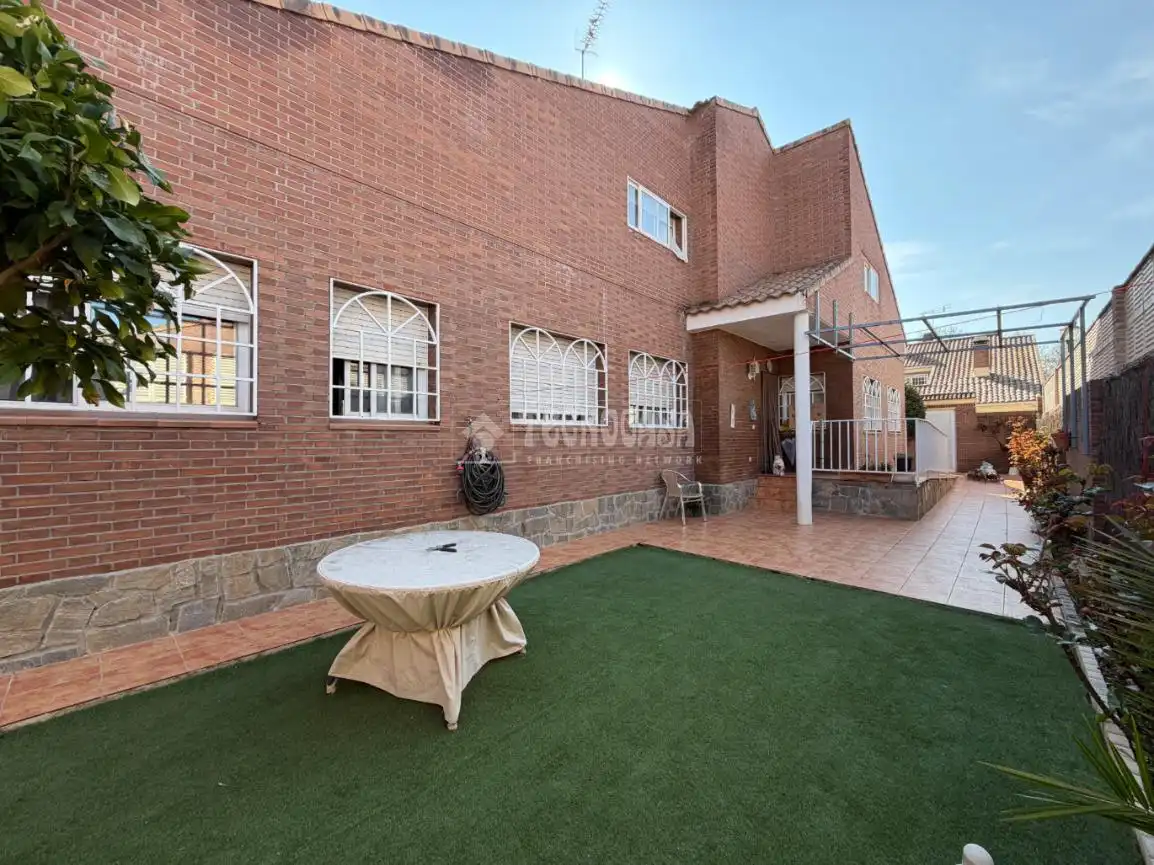 Vista exterior de Casa adosada en venda en Velilla de San Antonio amb Aire condicionat, Calefacció i Jardí privat