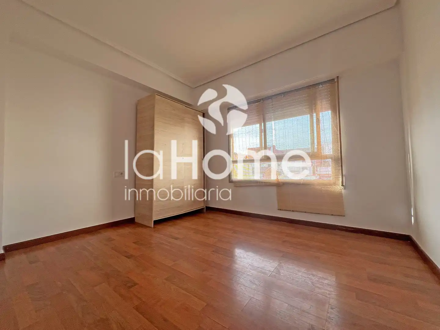 Living room of Flat for sale in Paterna  with Parquet flooring, Terrace and Storage room