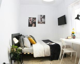 Bedroom of Flat to share in  Madrid Capital  with Heating, Washing machine and TV