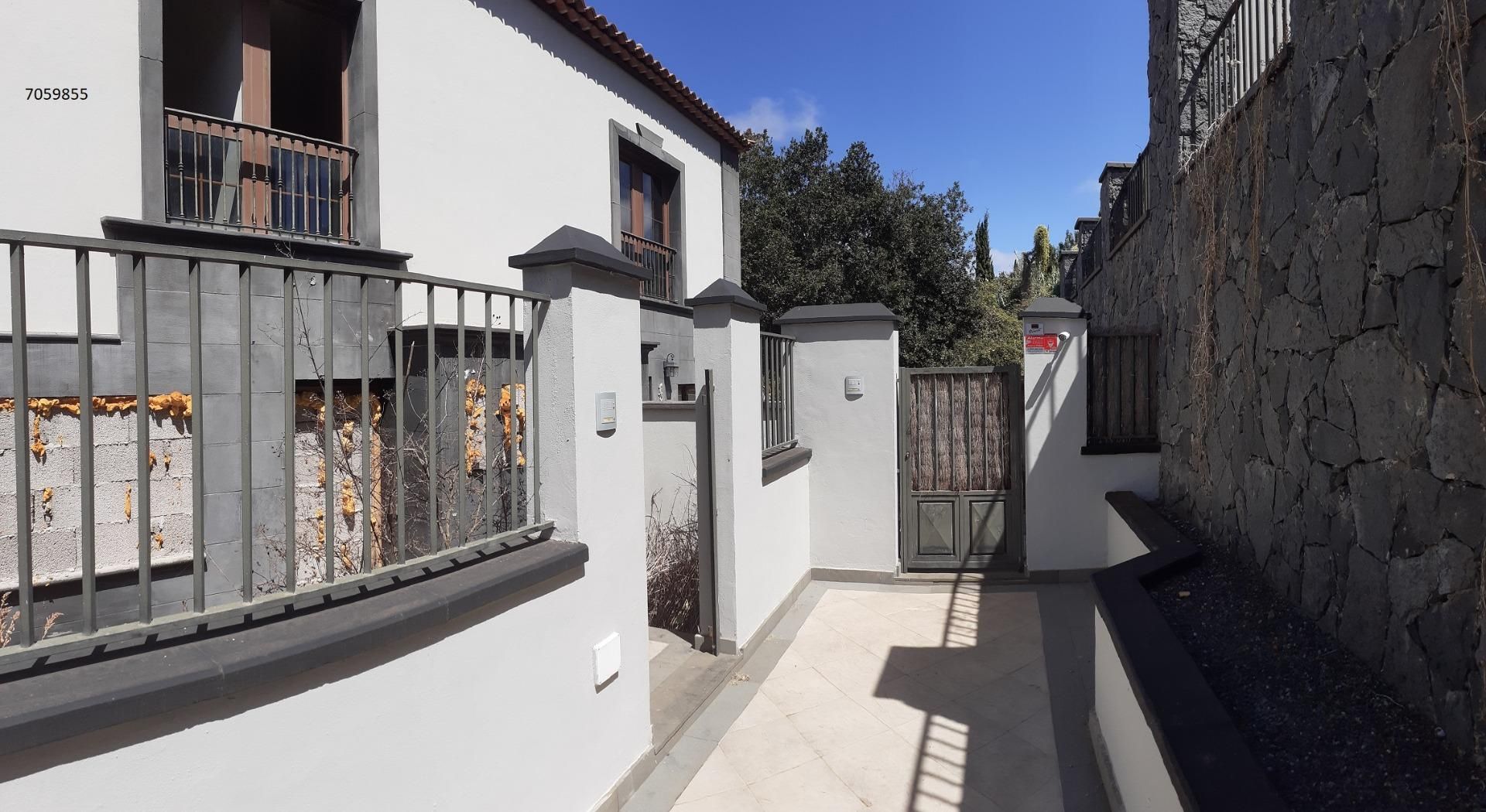 Vista exterior de Casa adosada en venda en Tacoronte amb Jardí privat i Terrassa