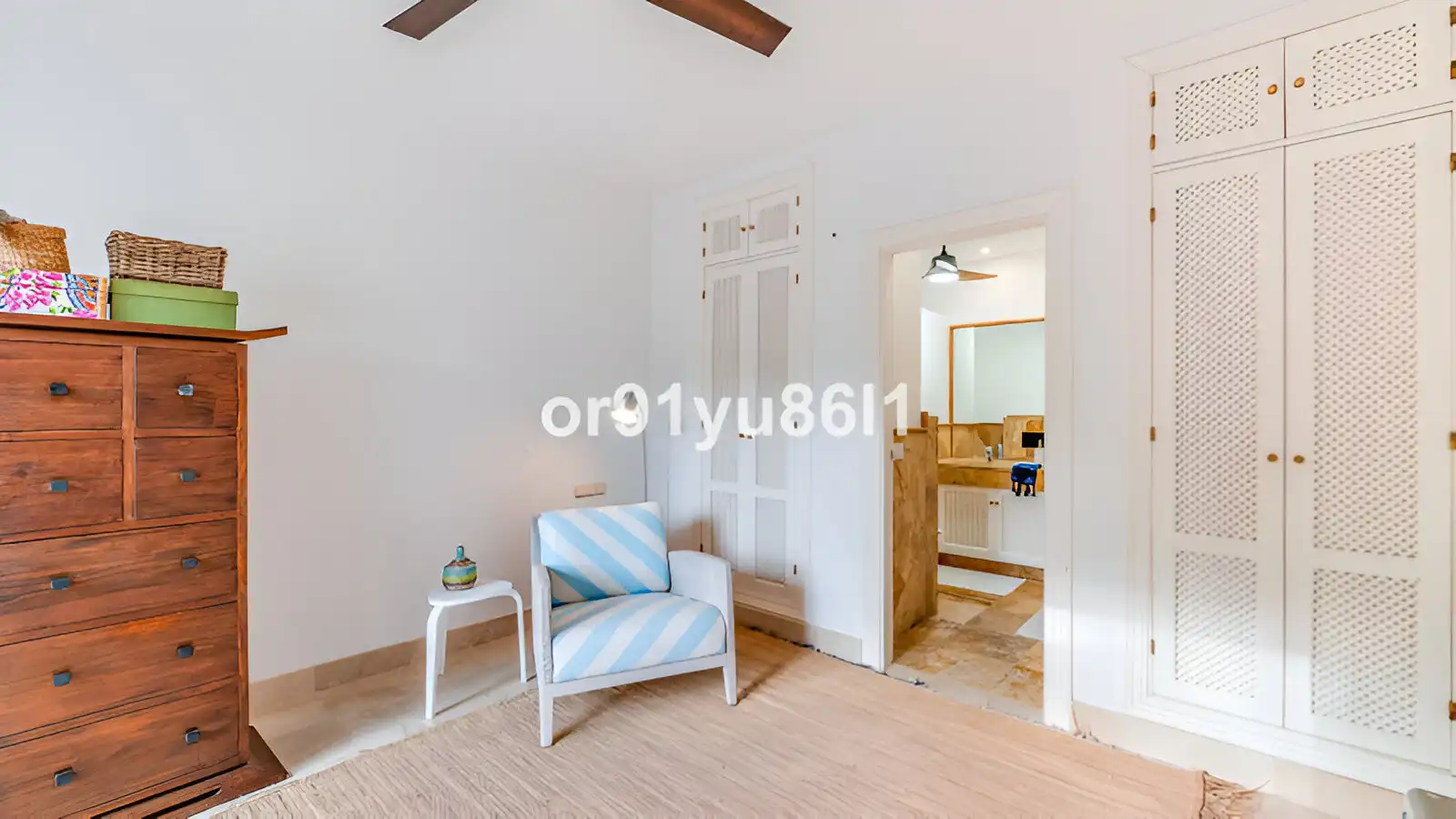 Sala de estar de Casa adosada en venta en Istán con Aire acondicionado, Calefacción y Jardín privado