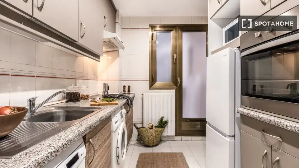 Cocina de Apartamento para compartir en Madrid con Aire acondicionado, Terraza y Amueblado