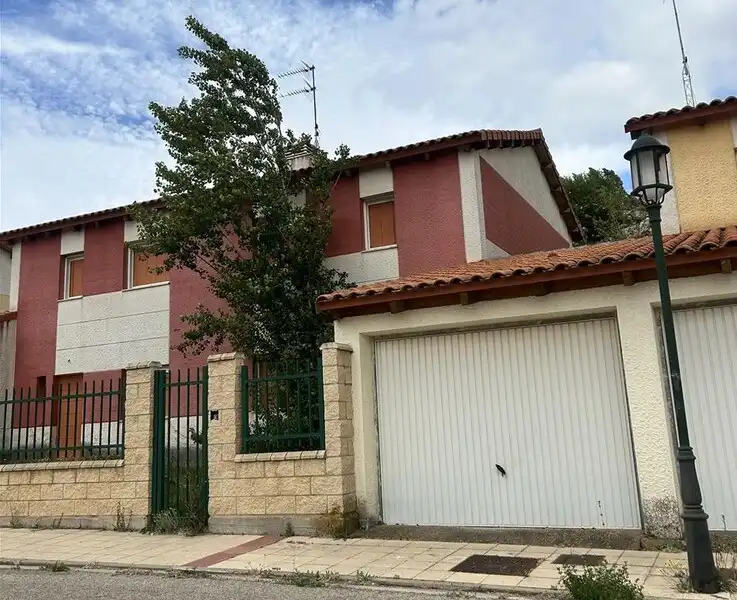Vista exterior de Casa adosada en venda en Cardeñadijo amb Jardí privat