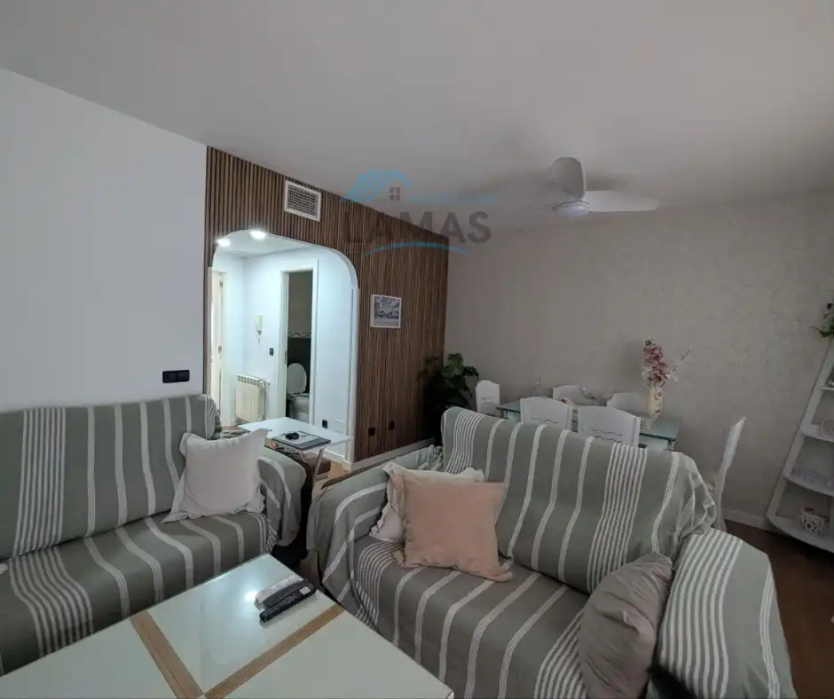 Wohnzimmer von Einfamilien-Reihenhaus zum Verkauf in Navalmoral de la Mata mit Klimaanlage, Heizung und Terrasse