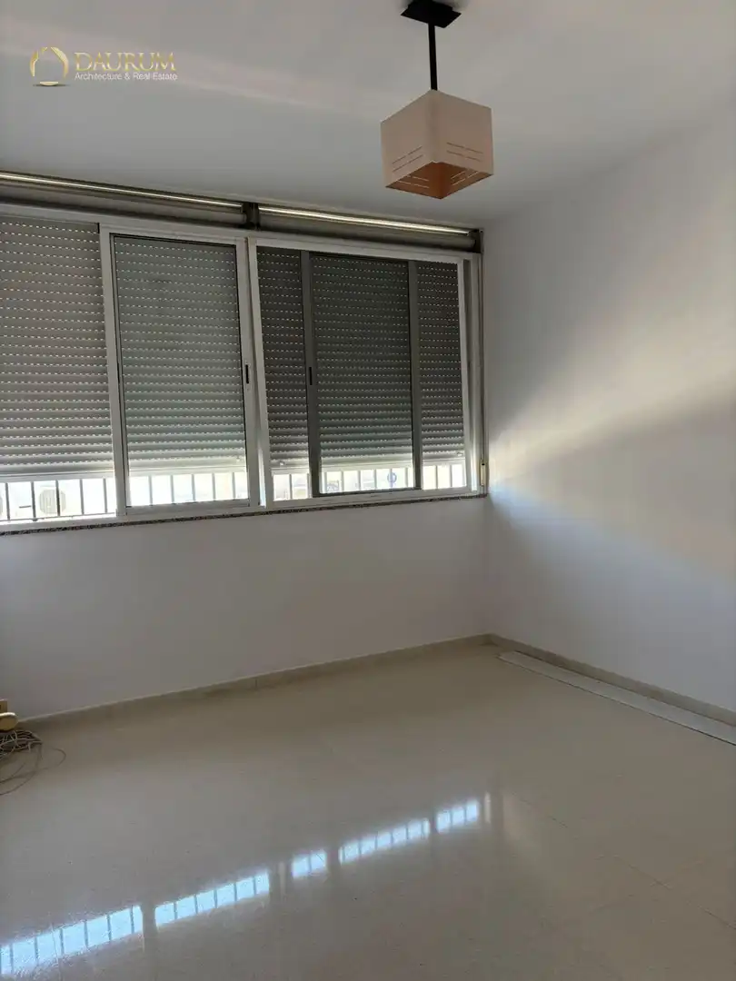 Dormitori de Casa adosada en venda en La Rinconada amb Aire condicionat, Terrassa i Moblat