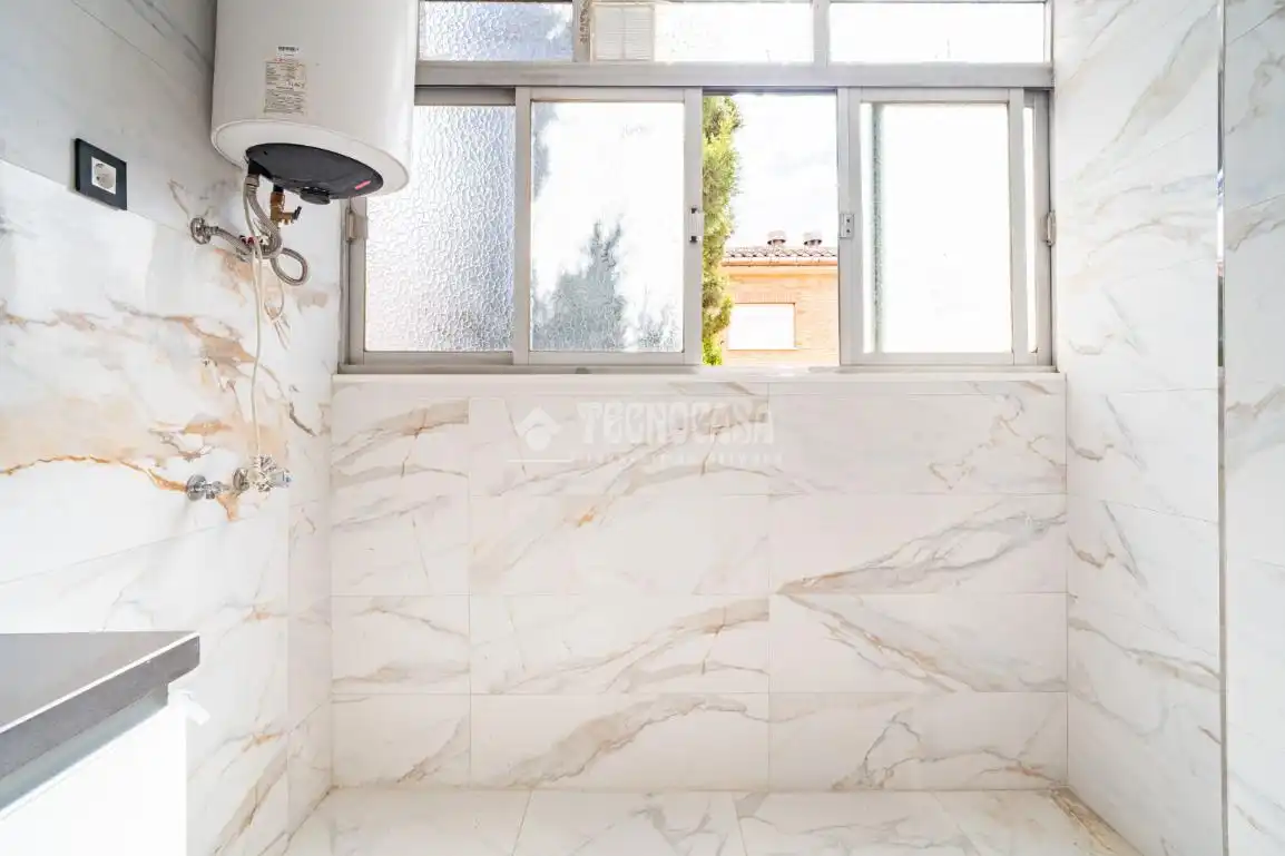 Bathroom of Flat for sale in Granada  with Air Conditioner, Heating and Terrace