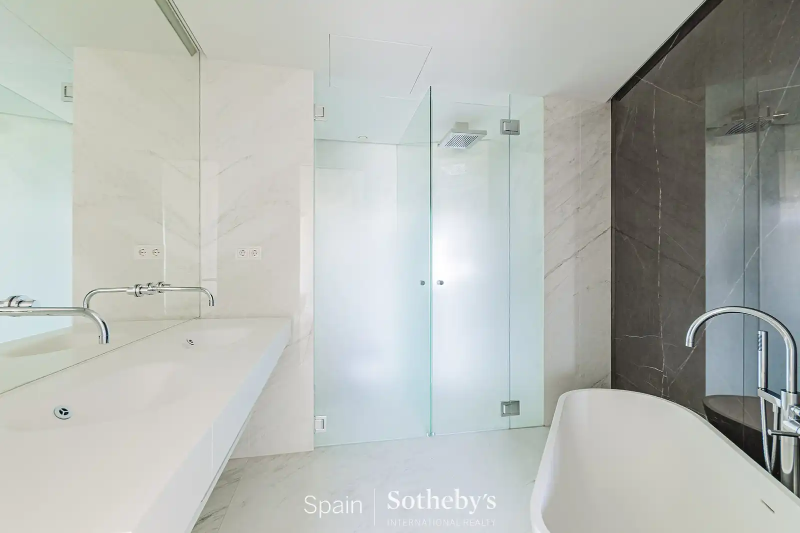 Badezimmer von Wohnungen zum Verkauf in Barcelona mit Klimaanlage, Heizung und Terrasse