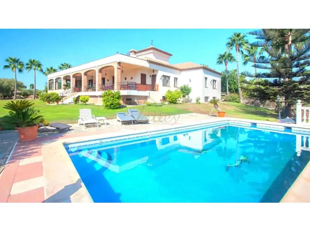 Vista exterior de Casa o chalet en venta en Rincón de la Victoria con Jardín privado, Terraza y Piscina