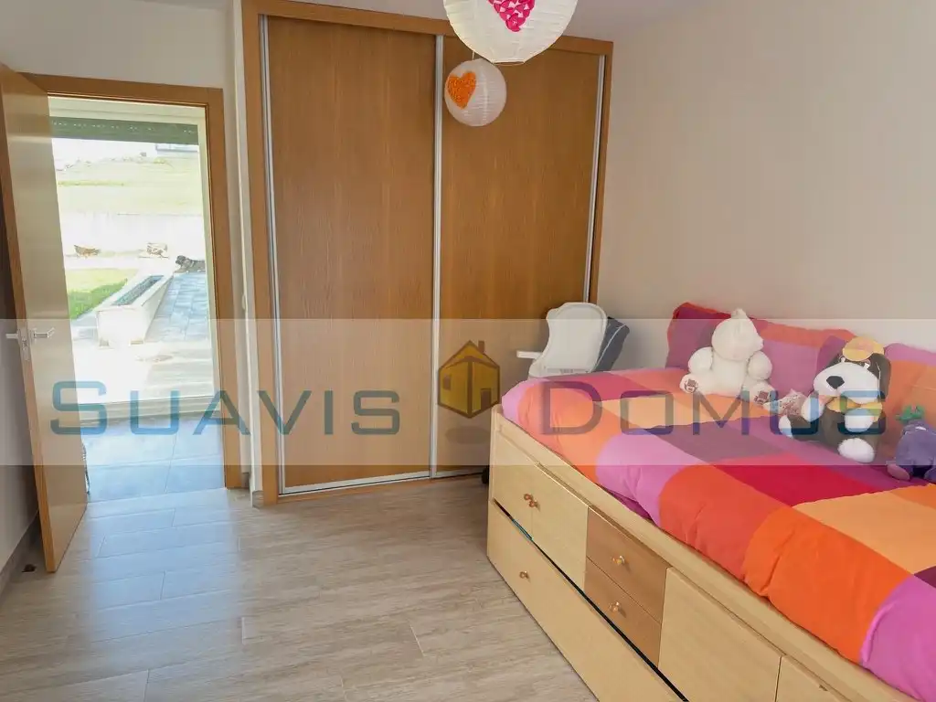 Dormitori de Casa o xalet en venda en Roales amb Calefacció, Terrassa i Piscina