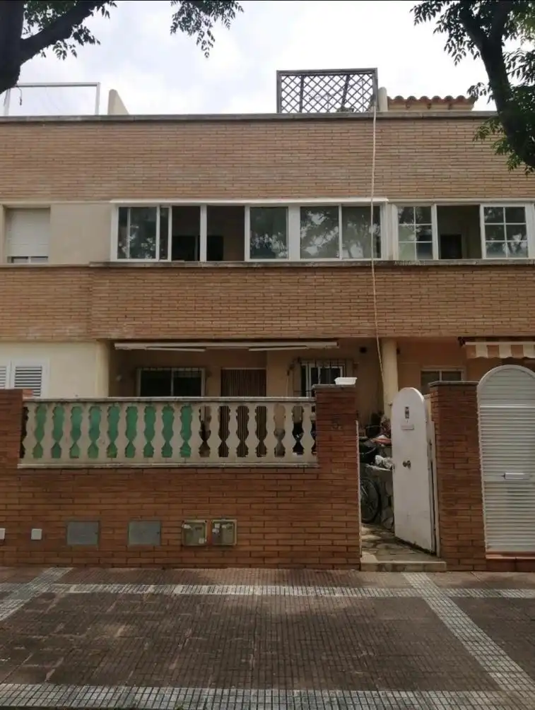 Vista exterior de Casa adosada en venda en Cambrils amb Terrassa