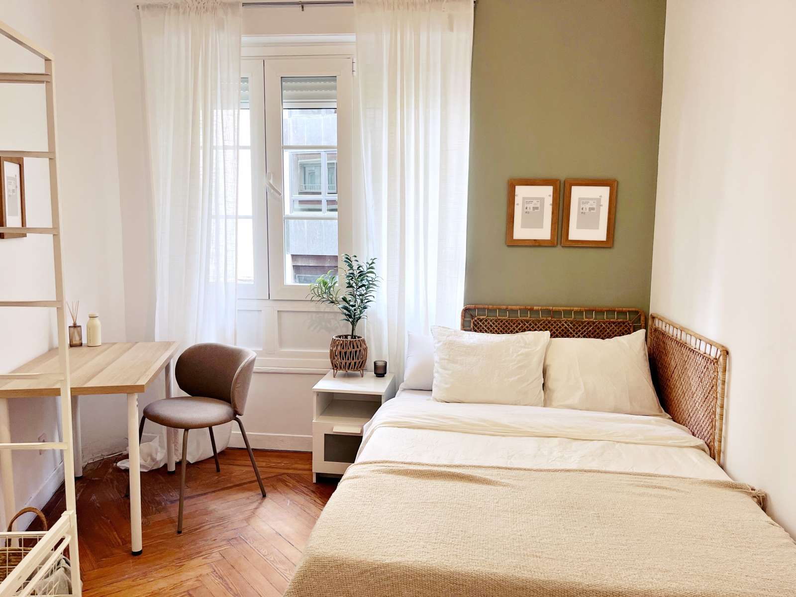 Bedroom of Flat to share in  Madrid Capital  with Air Conditioner and Terrace