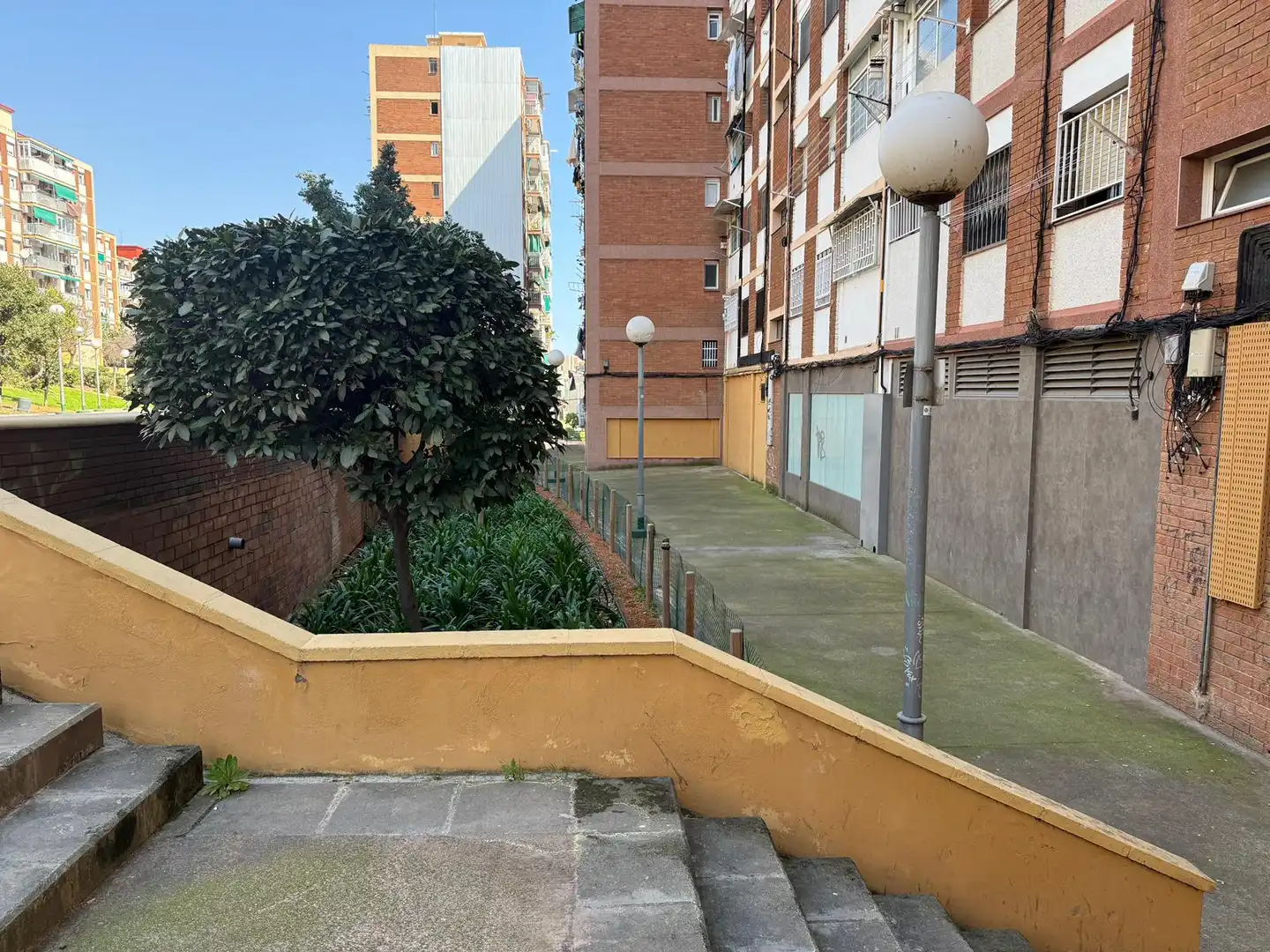 Außenansicht von Geschaftsraum zur Miete in Badalona mit Klimaanlage, Heizung und Alarm