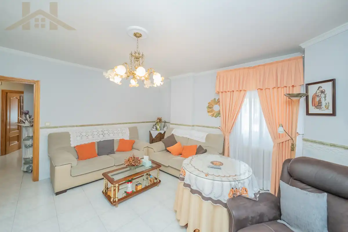 Sala d'estar de Casa o xalet en venda en Guadarrama amb Calefacció, Jardí privat i Piscina comunitària