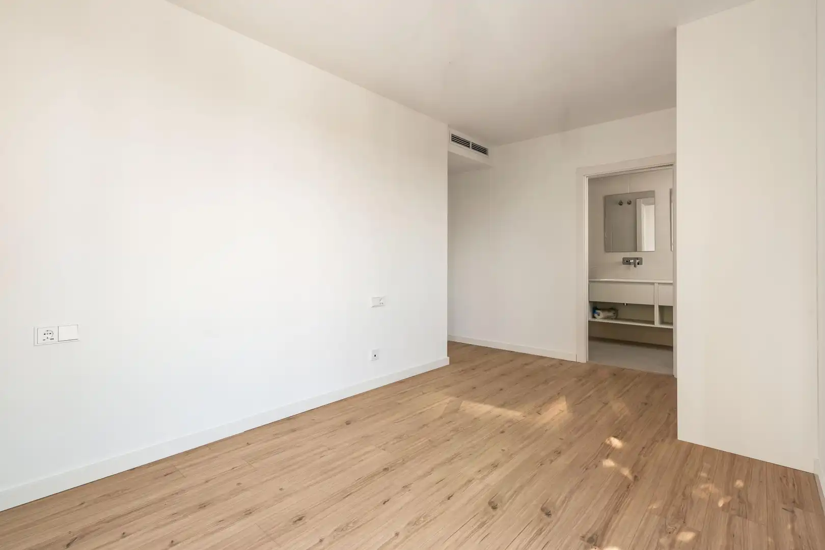 Dormitori de Pis en venda en Badalona amb Aire condicionat, Parquet i Terrassa