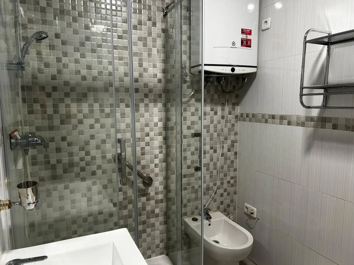 Bany de Apartament de lloguer en Madrid amb Aire condicionat i Calefacció