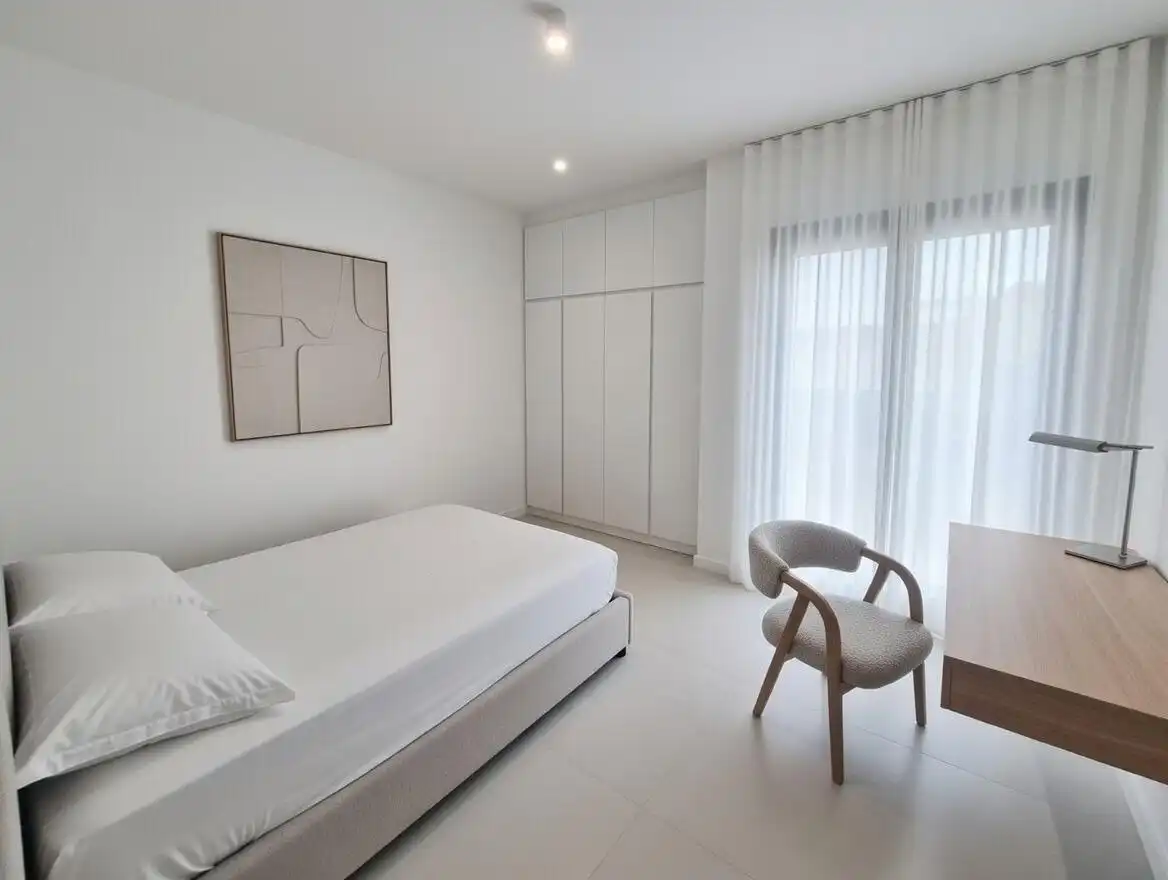 Schlafzimmer von Wohnung zum Verkauf in Sant Joan Les Fonts mit Klimaanlage, Heizung und Parkett