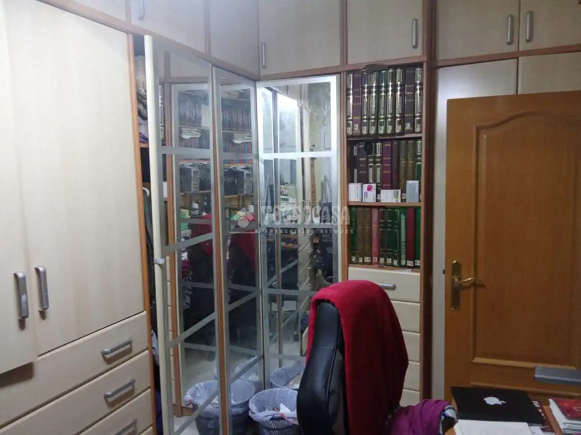 Bedroom of Flat for sale in Zaragoza  with Air Conditioner, Heating and Alarm
