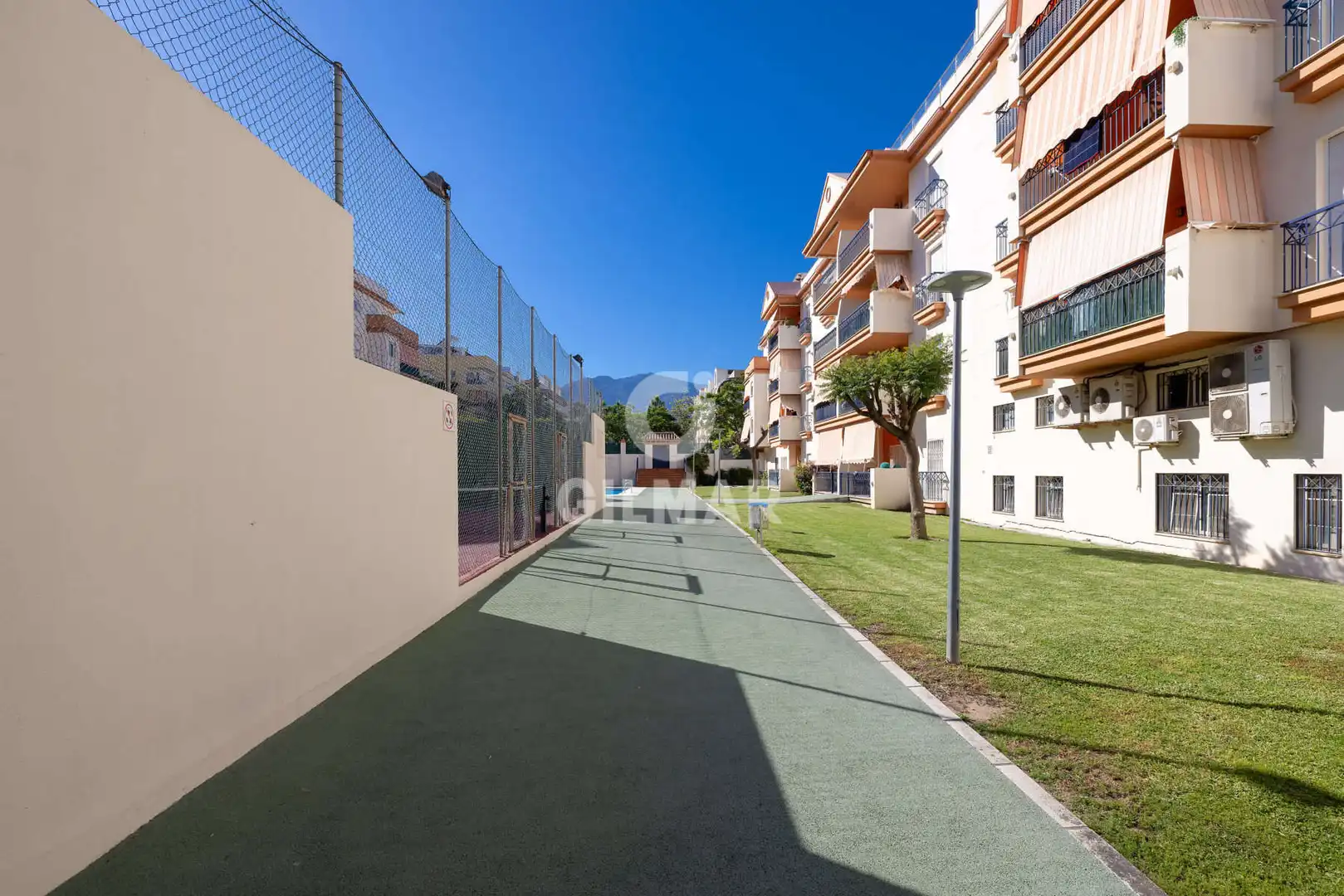 Vista exterior de Dúplex en venda en Estepona amb Calefacció, Traster i Piscina