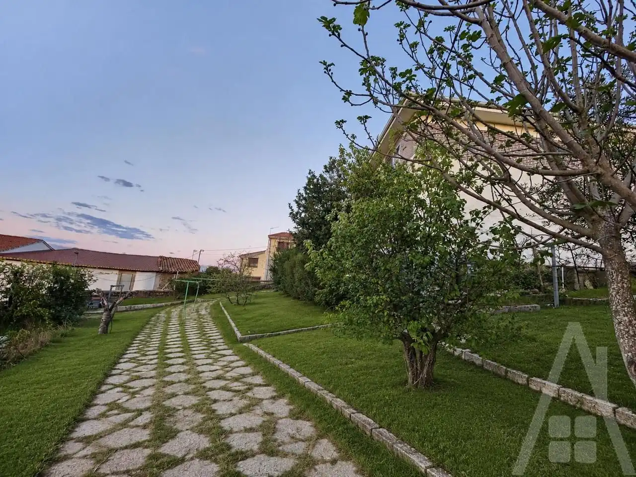 Vista exterior de Casa o xalet en venda en Mieza amb Calefacció, Jardí privat i Terrassa