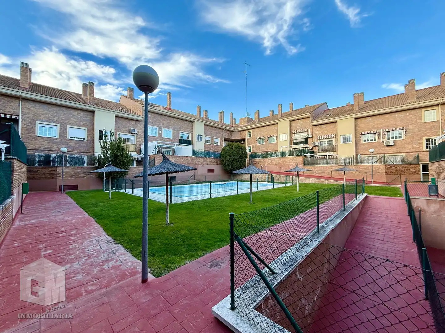 Vista exterior de Pis en venda en Arroyomolinos (Madrid) amb Calefacció, Jardí privat i Terrassa